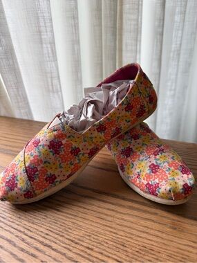 TOMS x Paper Source Floral Slip-On Canvas Shoes - Pink, Yellow, Red